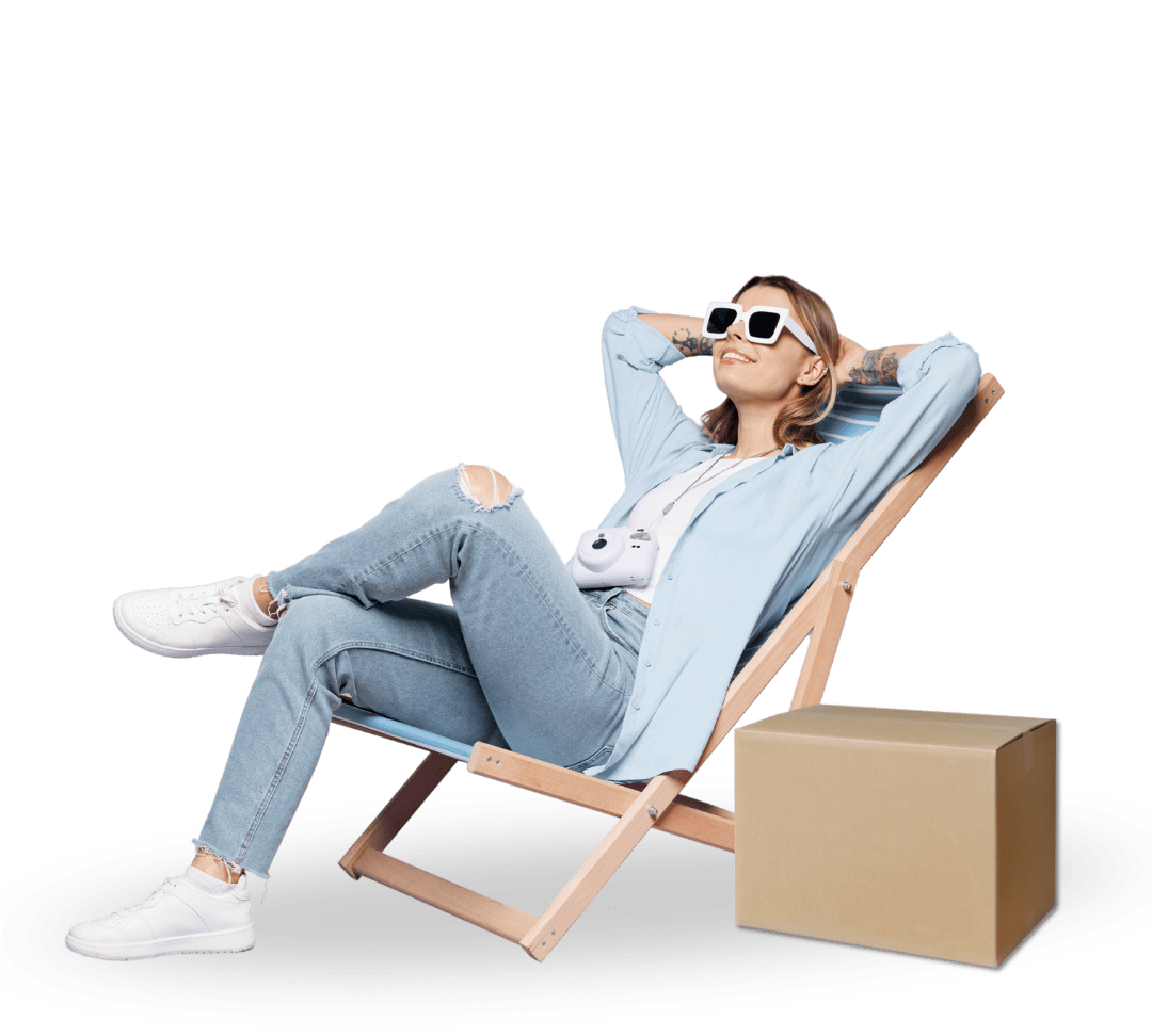 kobieta-na-lezaku-z-paczka